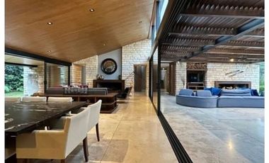 MODERNA CASA EN VENTA, AVANDARO