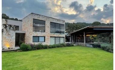 MODERNA CASA EN VENTA, AVANDARO