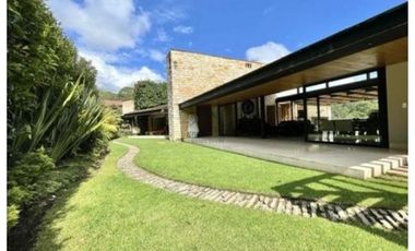MODERNA CASA EN VENTA, AVANDARO