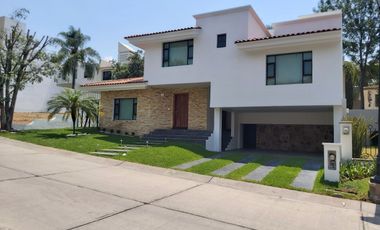 Casa en Renta en Puerta de Hierro dentro de Condominio