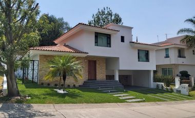 Casa en Renta en Puerta de Hierro dentro de Condominio