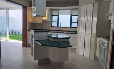 Casa en Renta en Puerta de Hierro dentro de Condominio