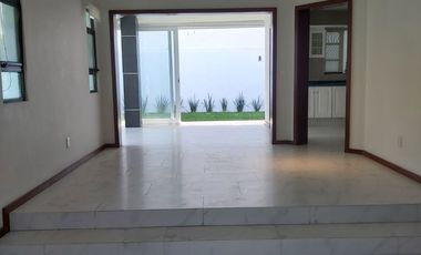 Casa en Renta en Puerta de Hierro dentro de Condominio