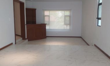 Casa en Renta en Puerta de Hierro dentro de Condominio