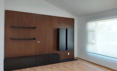 Casa en Renta en Puerta de Hierro dentro de Condominio