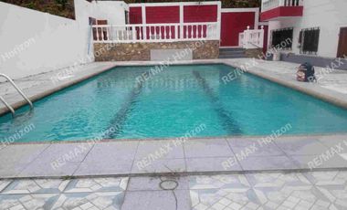 Venta de casa con piscina, Urbanización Privada Lago de Capeira