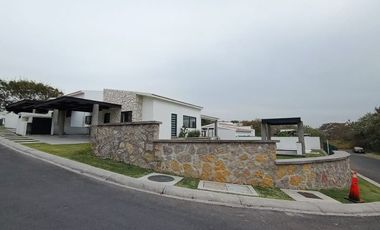 CASA EN VENTA EN FRACCIONAMIENTO LOMAS DE COCOYOC MORELOS