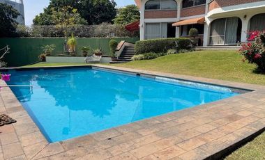 EXCELENTE CASA EN VENTA CON 4 RECAMARAS Y VIGILANCIA 24 HRS. EN CUERNAVACA, MORELOS.