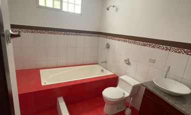 HERMOSA CASA EN VENTA URBANIZADA, Portoviejo.