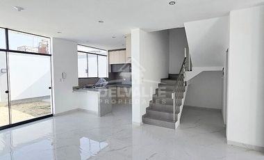 Se Vende Casa de Estreno en Alameda Country Club