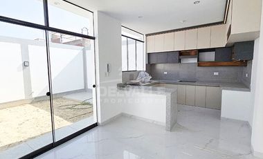 Se Vende Casa de Estreno en Alameda Country Club
