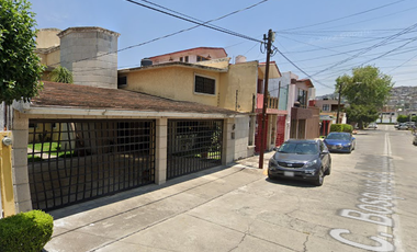 HERMOSA CASA EN REMATE, HAB. BOSQUES DE MÉXICO, TLALNEPANTLA. MÉXICO.