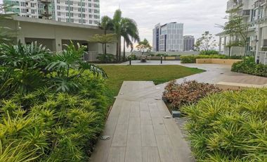 FOR RENT - ELEGANT STUDIO WITH PARKING IN SOLINEA TOWER 3 (LAZULI), AYALA CEBU. FURNISHED.