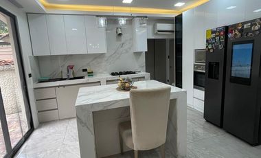 ¡EN ALQUILER CASA FULL AMOBLADA  EN ESTANCIAS DEL RÍO SAMBORONDON