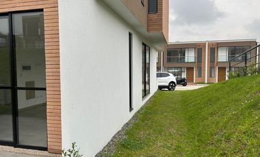 PRECIOSA Y AMPLÍSIMA CASA ESQUINERA  DE 120 M2 EN EL SECTOR DE LA FLORIDA