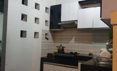 RUMAH CIATEUL SIAP HUNI 2 LANTAI TENGAH KOTA