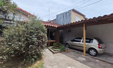 Ituzaingo - Venta - Casa en Block 3 Amb Al Frente - 3 y 2 Ambientes Al Fondo