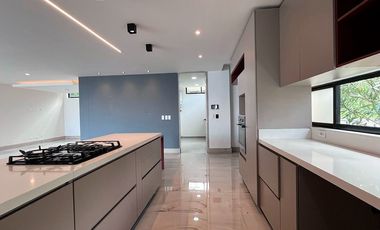 Casa independiente en arriendo en el sector Loma del Chocho, Envigado