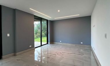 Casa independiente en arriendo en el sector Loma del Chocho, Envigado