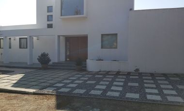 HERMOSA CASA ESTILO MEDITERRÁNEO EN CONDOMINIO LA AURORA CURACAVI