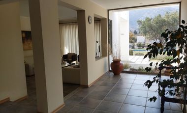 HERMOSA CASA ESTILO MEDITERRÁNEO EN CONDOMINIO LA AURORA CURACAVI
