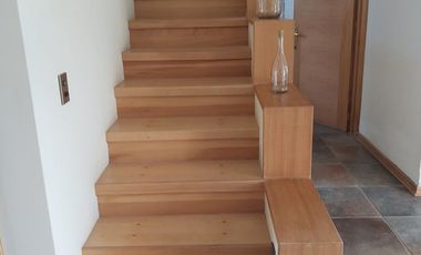 HERMOSA CASA ESTILO MEDITERRÁNEO EN CONDOMINIO LA AURORA CURACAVI