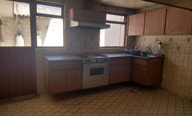 CASA AMPLIA EN VENTA OPORTUNIDAD DE INVERSIÓN