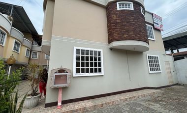Se vende casa cerca de la avenida universitaria