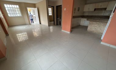 Se vende casa cerca de la avenida universitaria