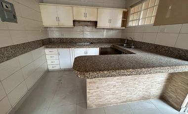 Se vende casa cerca de la avenida universitaria