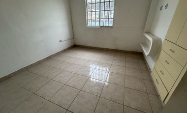 Se vende casa cerca de la avenida universitaria