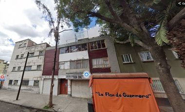 A un lado de  plaza Tepeyac, edificio en remate bancario.