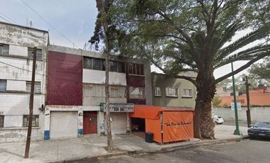 A un lado de  plaza Tepeyac, edificio en remate bancario.