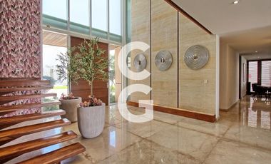 Casa en Venta en Cancún en Residencial Isla Dorada frente a la Laguna con Muelle