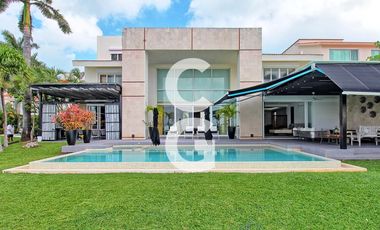 Casa en Venta en Cancún en Residencial Isla Dorada frente a la Laguna con Muelle