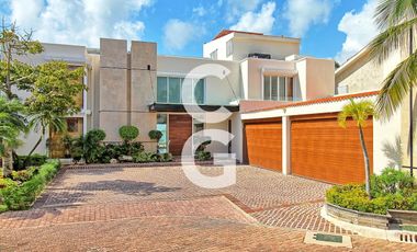 Casa en Venta en Cancún en Residencial Isla Dorada frente a la Laguna con Muelle