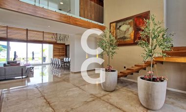 Casa en Venta en Cancún en Residencial Isla Dorada frente a la Laguna con Muelle