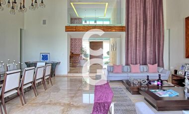 Casa en Venta en Cancún en Residencial Isla Dorada frente a la Laguna con Muelle