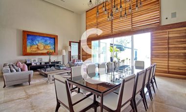 Casa en Venta en Cancún en Residencial Isla Dorada frente a la Laguna con Muelle