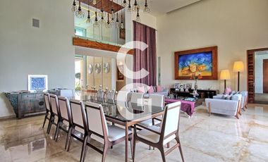 Casa en Venta en Cancún en Residencial Isla Dorada frente a la Laguna con Muelle
