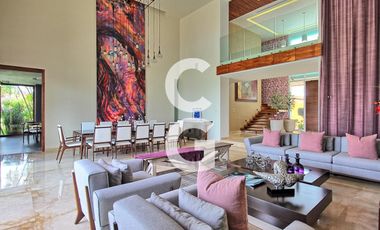 Casa en Venta en Cancún en Residencial Isla Dorada frente a la Laguna con Muelle