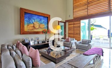 Casa en Venta en Cancún en Residencial Isla Dorada frente a la Laguna con Muelle