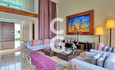 Casa en Venta en Cancún en Residencial Isla Dorada frente a la Laguna con Muelle