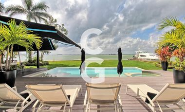 Casa en Venta en Cancún en Residencial Isla Dorada frente a la Laguna con Muelle