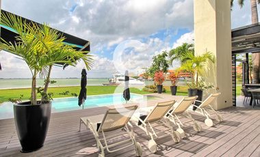 Casa en Venta en Cancún en Residencial Isla Dorada frente a la Laguna con Muelle