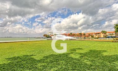 Casa en Venta en Cancún en Residencial Isla Dorada frente a la Laguna con Muelle