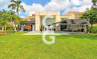 Casa en Venta en Cancún en Residencial Isla Dorada frente a la Laguna con Muelle