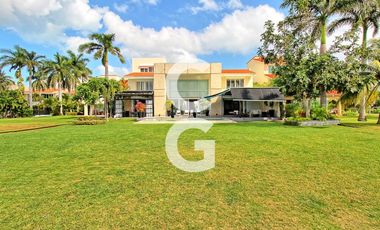 Casa en Venta en Cancún en Residencial Isla Dorada frente a la Laguna con Muelle