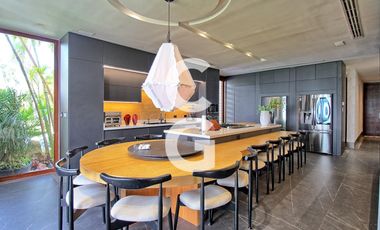 Casa en Venta en Cancún en Residencial Isla Dorada frente a la Laguna con Muelle