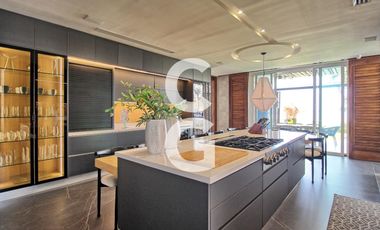 Casa en Venta en Cancún en Residencial Isla Dorada frente a la Laguna con Muelle